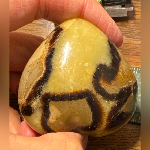 Beautiful Septarian heart shaped palm stone #1 - Picture 8 of 16
